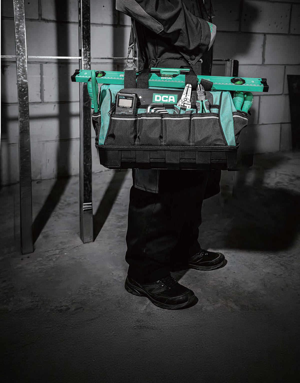 DCA A17A0701 Tool Bag w/ Plastic Base 16"