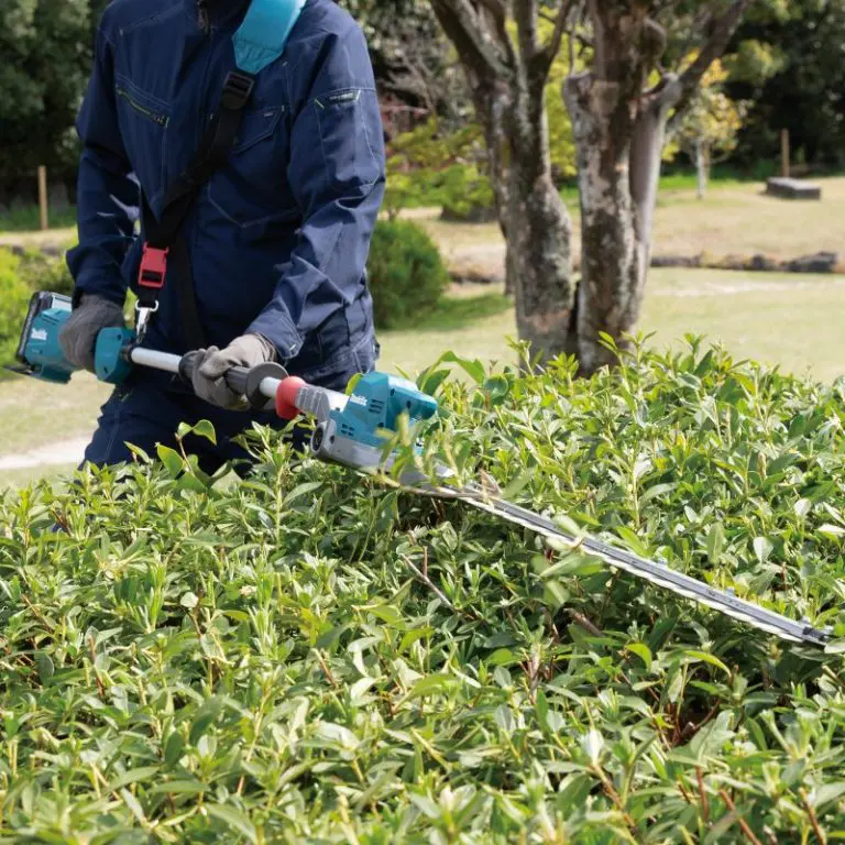 Makita UN001GZ 40V Cordless Pole Hedge Trimmer XGT [Bare] Secondary image